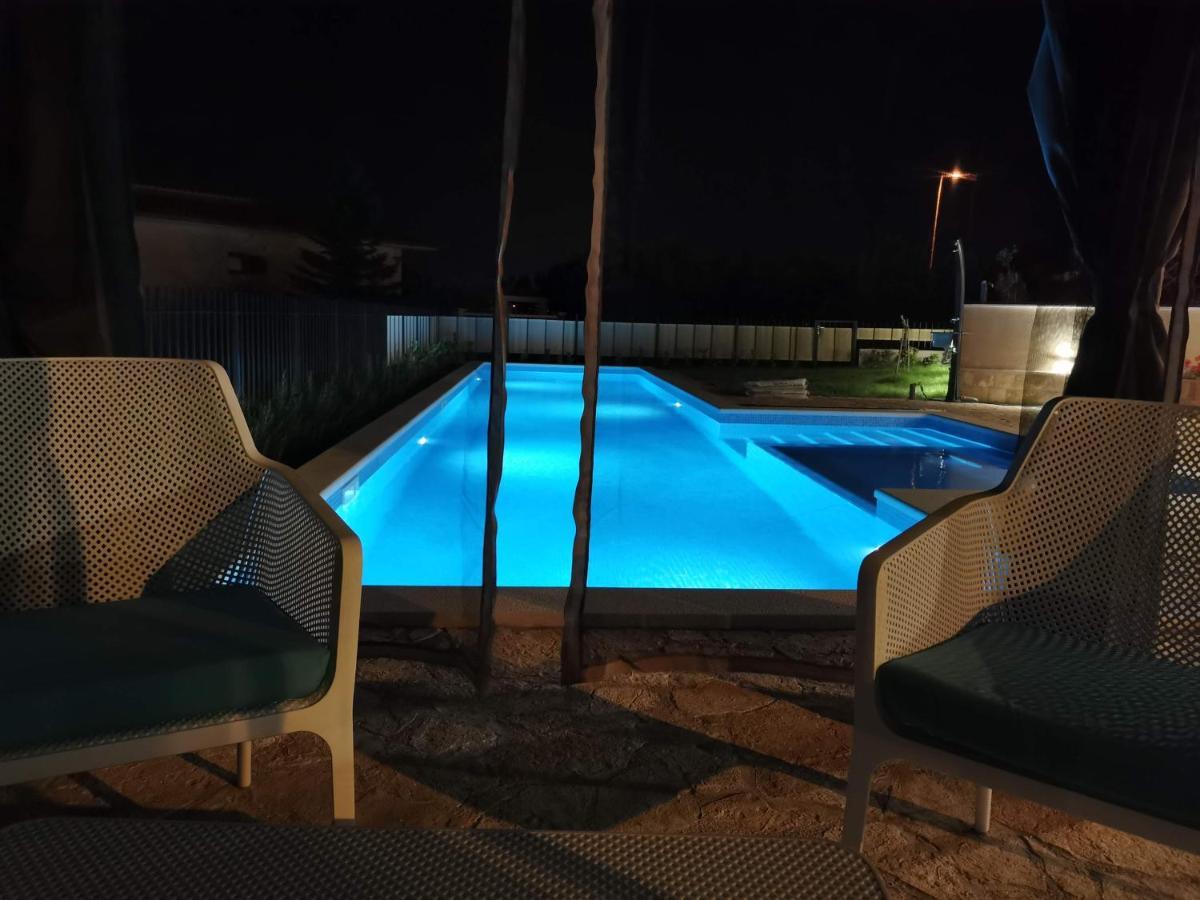 Villa Mater - Luxuriously Equipped Villa With A 15M Long Swimming Pool Zrnovnica Bagian luar foto