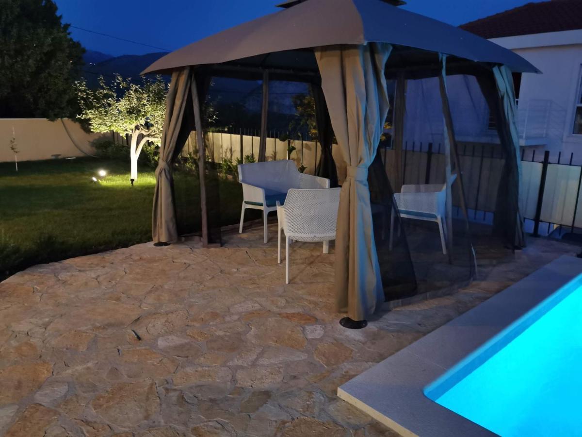 Villa Mater - Luxuriously Equipped Villa With A 15M Long Swimming Pool Zrnovnica Bagian luar foto