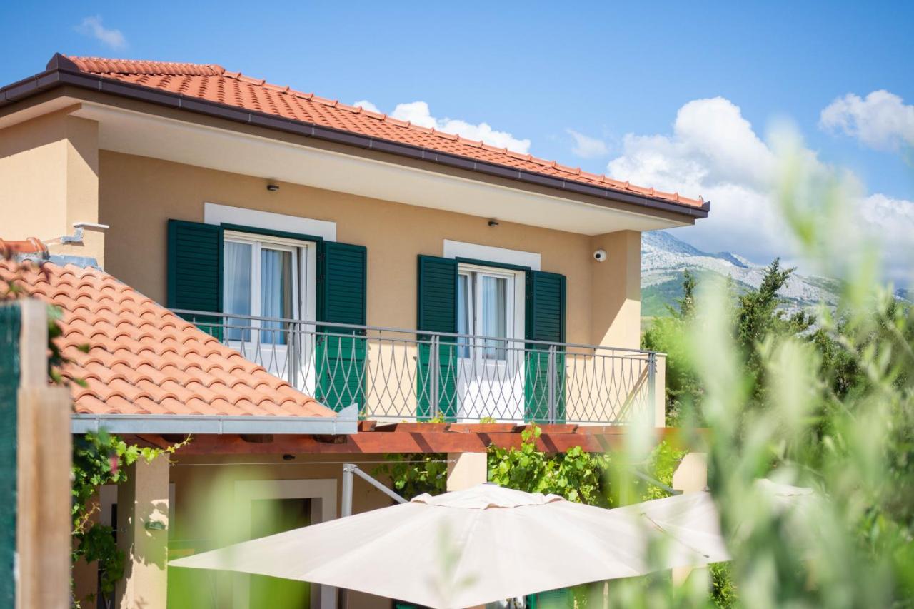 Villa Mater - Luxuriously Equipped Villa With A 15M Long Swimming Pool Zrnovnica Bagian luar foto