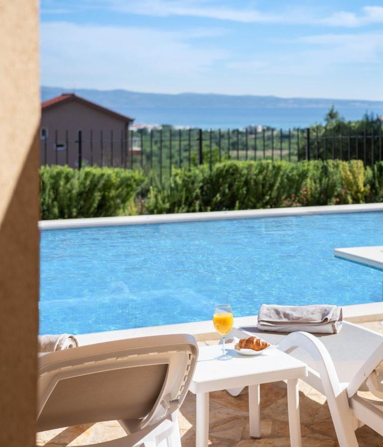 Villa Mater - Luxuriously Equipped Villa With A 15M Long Swimming Pool Zrnovnica Bagian luar foto