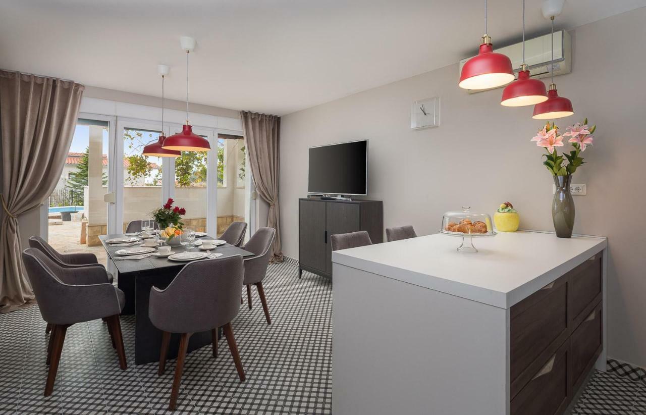 Villa Mater - Luxuriously Equipped Villa With A 15M Long Swimming Pool Zrnovnica Bagian luar foto