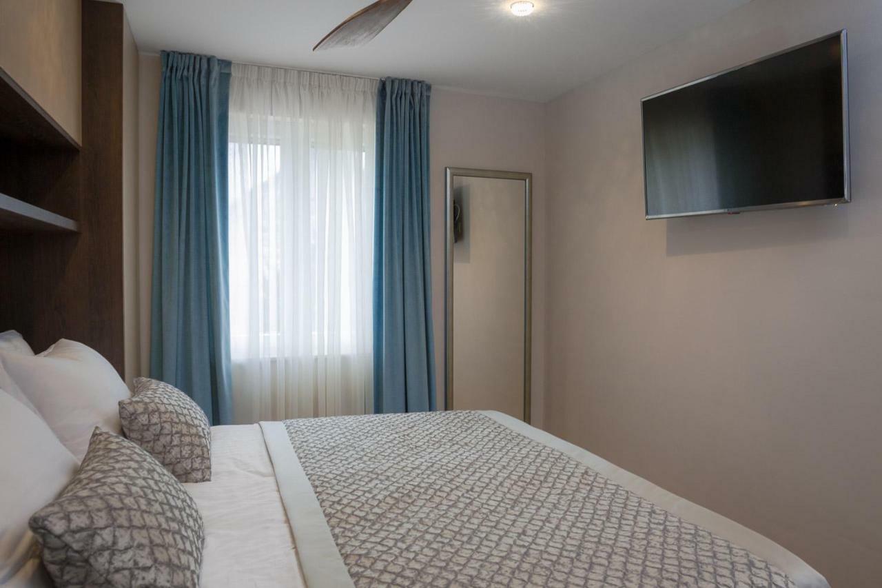 Villa Mater - Luxuriously Equipped Villa With A 15M Long Swimming Pool Zrnovnica Bagian luar foto