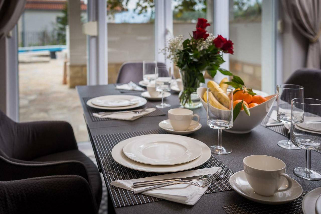 Villa Mater - Luxuriously Equipped Villa With A 15M Long Swimming Pool Zrnovnica Bagian luar foto