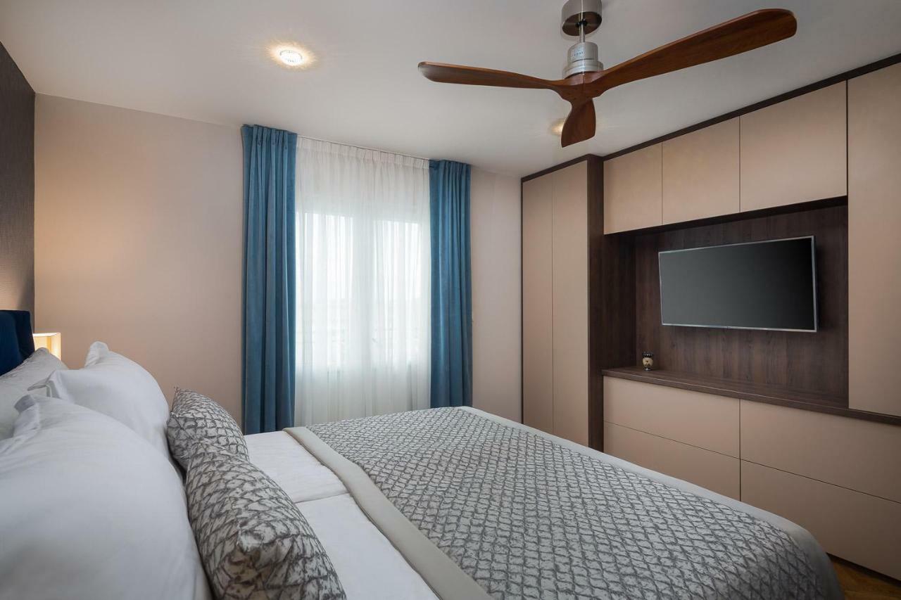 Villa Mater - Luxuriously Equipped Villa With A 15M Long Swimming Pool Zrnovnica Bagian luar foto