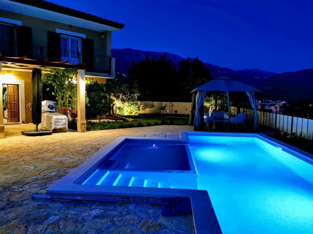 Villa Mater - Luxuriously Equipped Villa With A 15M Long Swimming Pool Zrnovnica Bagian luar foto