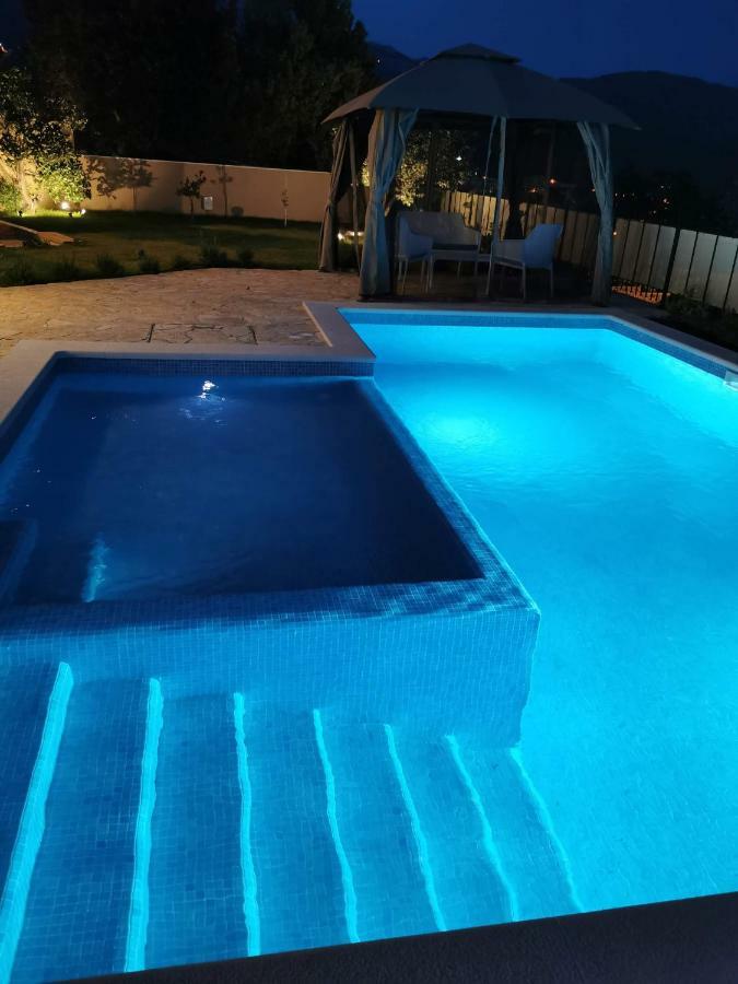 Villa Mater - Luxuriously Equipped Villa With A 15M Long Swimming Pool Zrnovnica Bagian luar foto